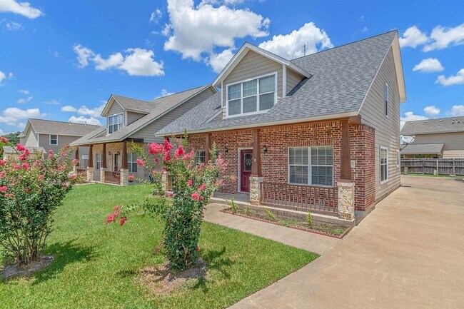 Building Photo - Available August 2026! 4 Bed, 3 Bath in Horse Haven Estates!!