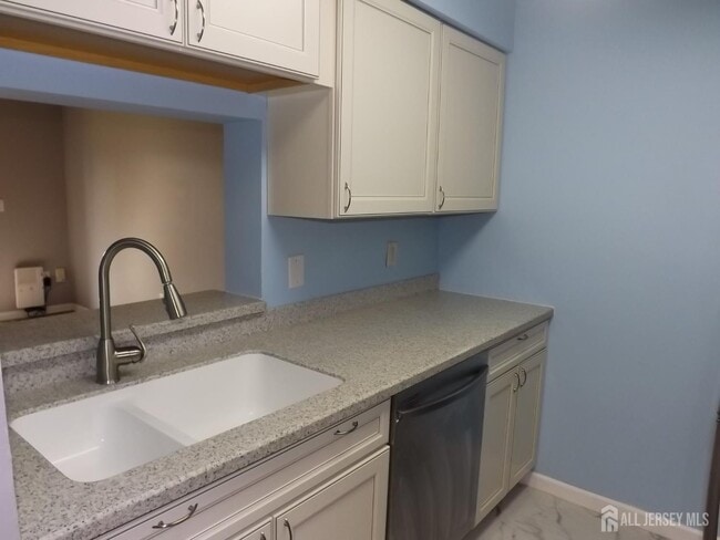 Building Photo - 5023 Ravens Crest Dr