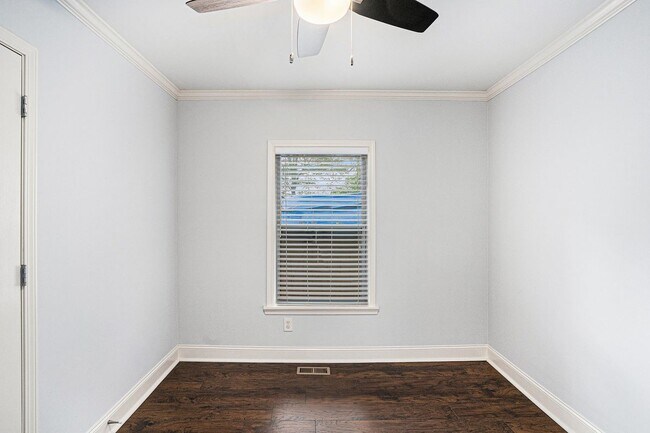 Building Photo - 3378 La Vista Dr