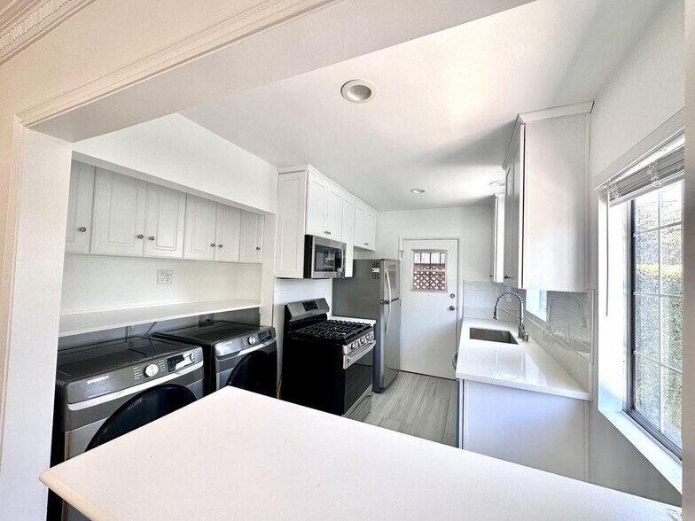 kitchen - 3408 Pearl St