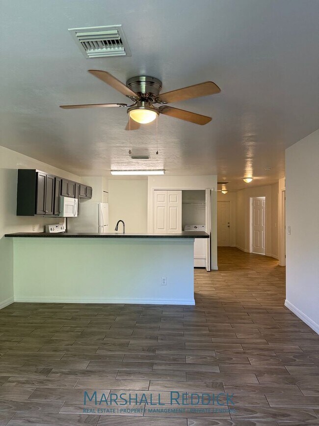 Building Photo - Beautiful wood tile floors! 3 Bed 2 Bath 1...