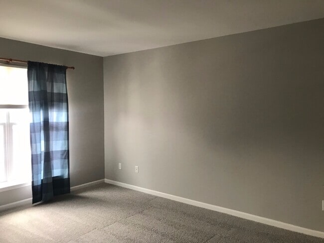 Building Photo - Sharp 2 bedroom, 2 bath upper condo in Nottingham  Cove sub for lease $1700 a month.