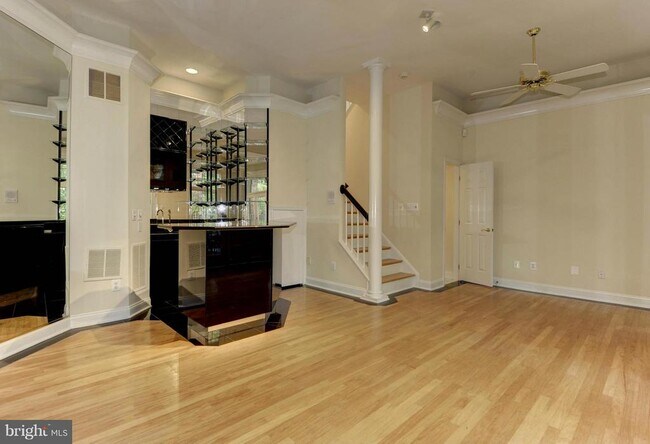 Building Photo - 2217 N Oak Ct