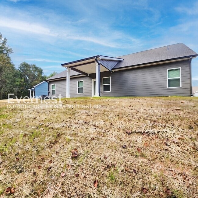 Building Photo - 3 Bed/2 Bath Home with Attached Garage / Pet-Friendly / Coming Soon!