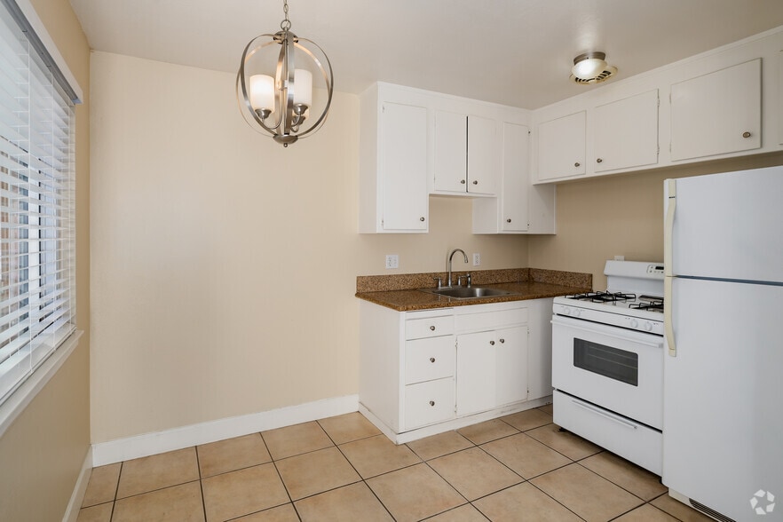 1BR, 1BA - 550SF - Kitchen - Birchwood Meadows