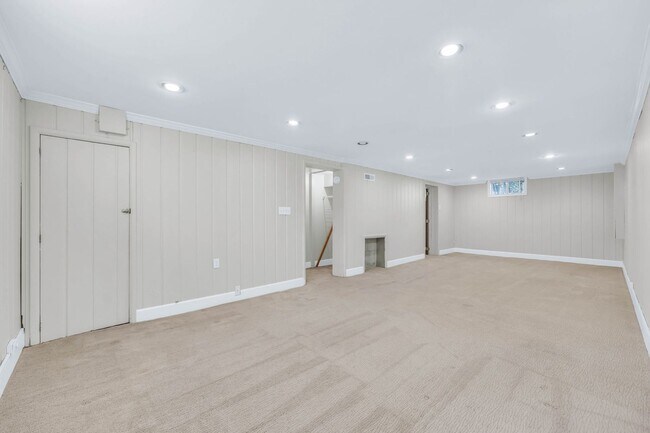 Building Photo - Stunning Single Family Home In Excellent L...