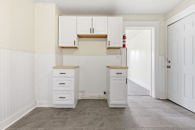 Building Photo - 689 Midland Ave