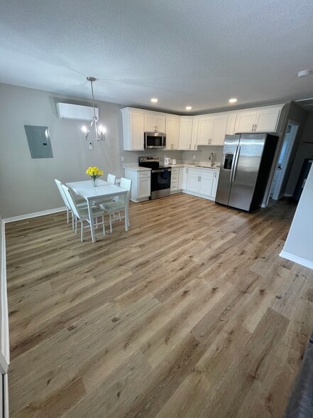 Building Photo - 8681 Rio Vista Dr