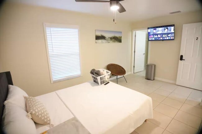 Building Photo - 826 N Lincoln Ave