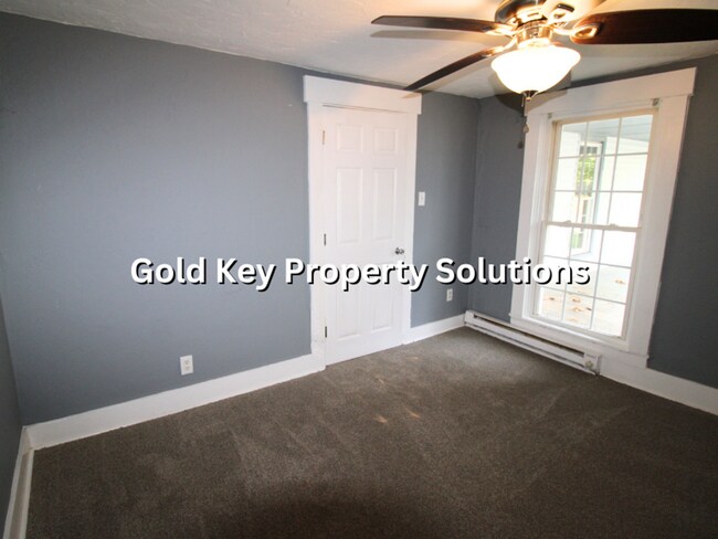 Building Photo - Fully Updated 2 BR 1 BA House with Covered...