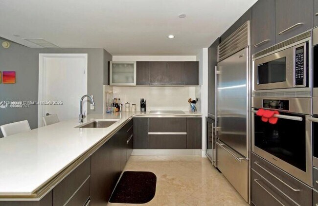 Building Photo - 17001 Collins Ave