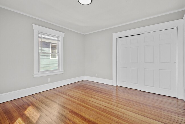 Building Photo - Completely Renovated 2 Bedroom in Elmhurst!