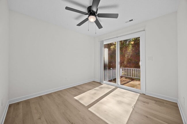 Building Photo - Newly Renovated Townhome!