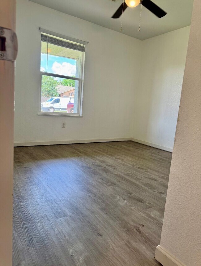 Building Photo - Like new!  3/2/2 Country Aire Estates
