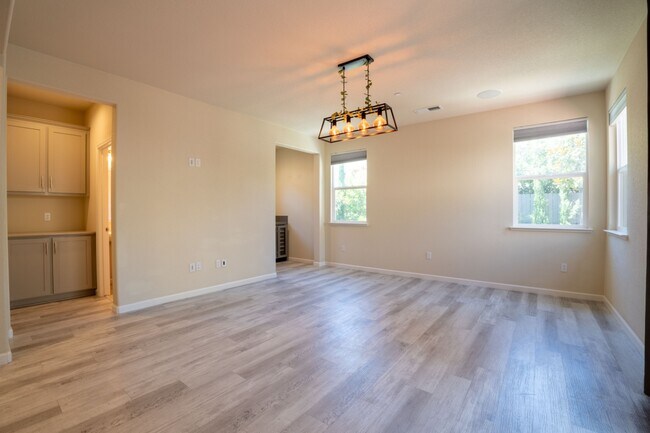 Building Photo - 3625 Blue Bird Dr