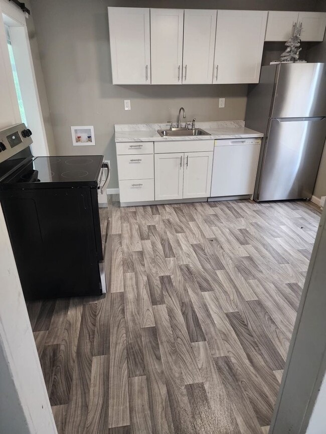 Building Photo - 1 BED HOUSE! Rare, come see it today!