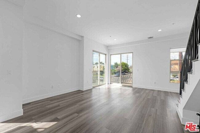 Building Photo - 6006 Klump Ave