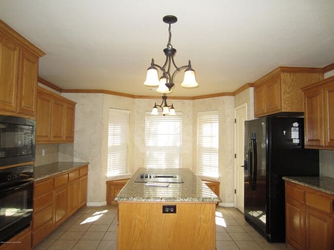 Building Photo - Located in City View 3/2/3 car garage