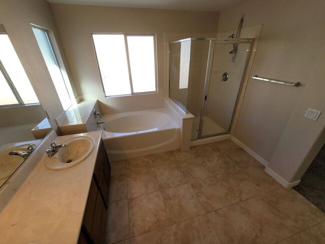 Building Photo - Immaculate 3 Bedroom Home in a Gated Commu...