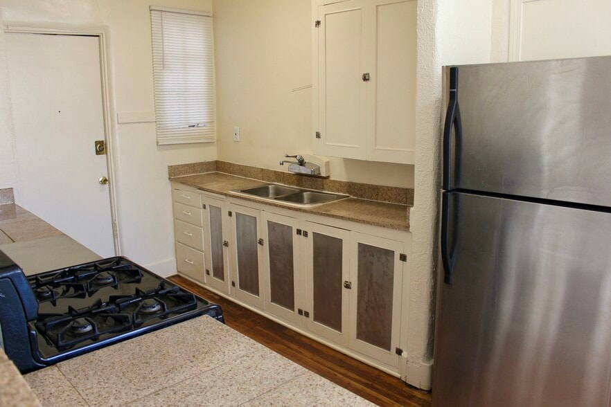 Fully Equipped Kitchen - 214 Pine St SE