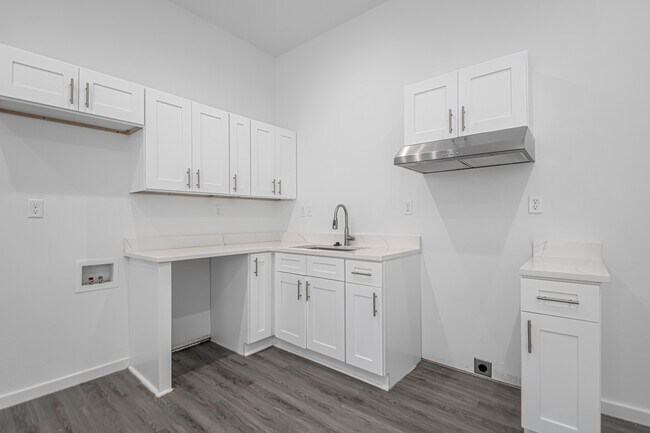 Building Photo - 214 S Park St