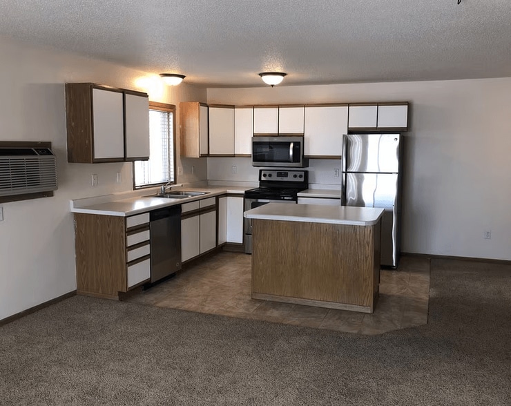 Primary Photo - Royal Oaks Apartments
