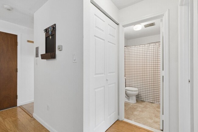 Building Photo - 8 Kenmar Dr