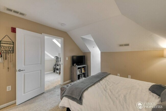 Building Photo - Three Bedroom with Garage near Grandview