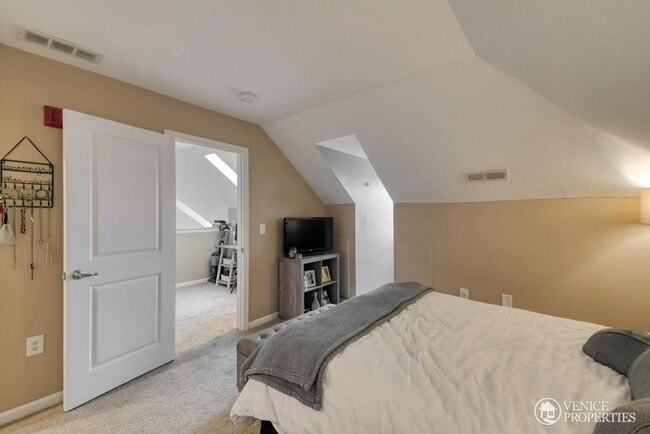 Building Photo - Three Bedroom with garage near Grandview