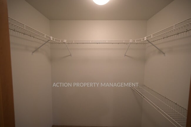 Building Photo - 2 bed, 2 bath, 1 car garage- water, sewer and yard care included!