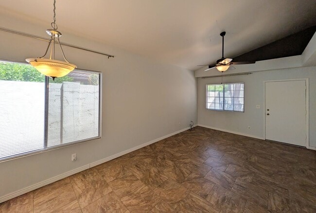Building Photo - 2 Bedroom Condo in the Sonoma Village Comm...