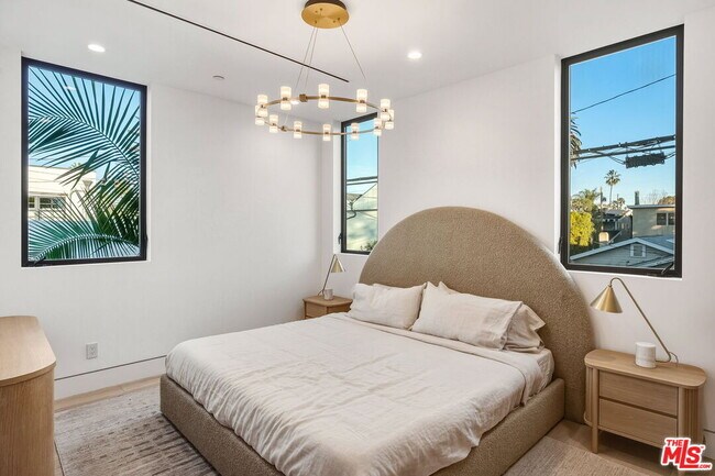 Building Photo - 738 Palms Blvd