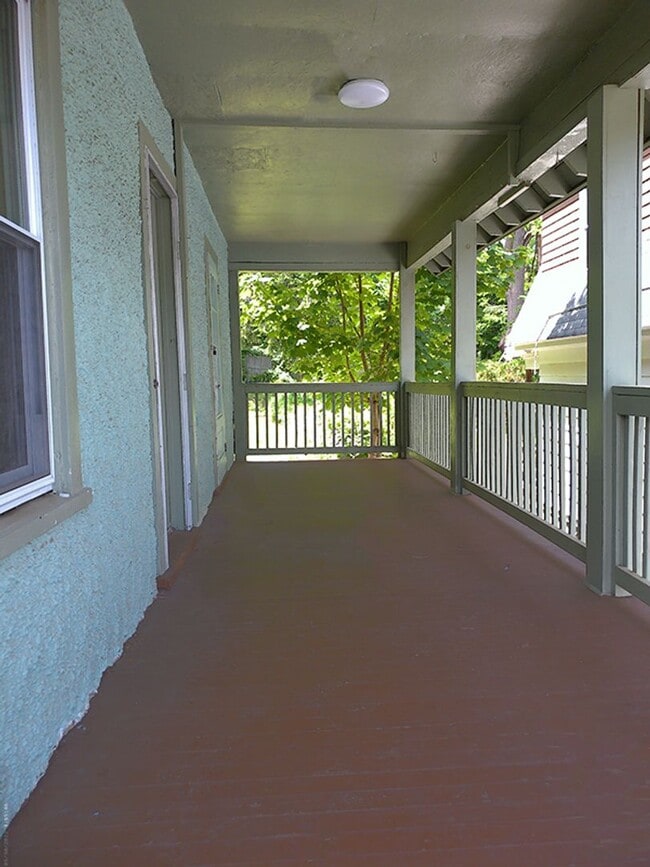 Building Photo - Available 6/1/2026 Charming Home With Priv...