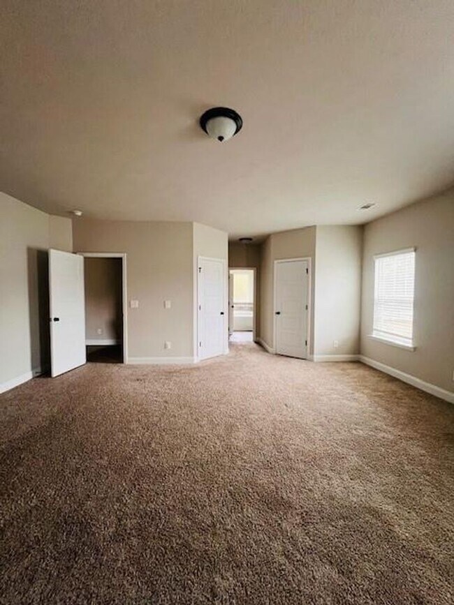 Building Photo - WOW!!  5-bedroom 3 bath
