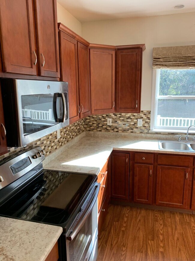 Building Photo - Beautiful Single Family For Rent NOW! Must...