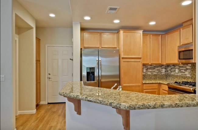 Building Photo - Newer 3bedrooms townhouse with 2 Cars Garage and AC in Fremont Niles area for rent