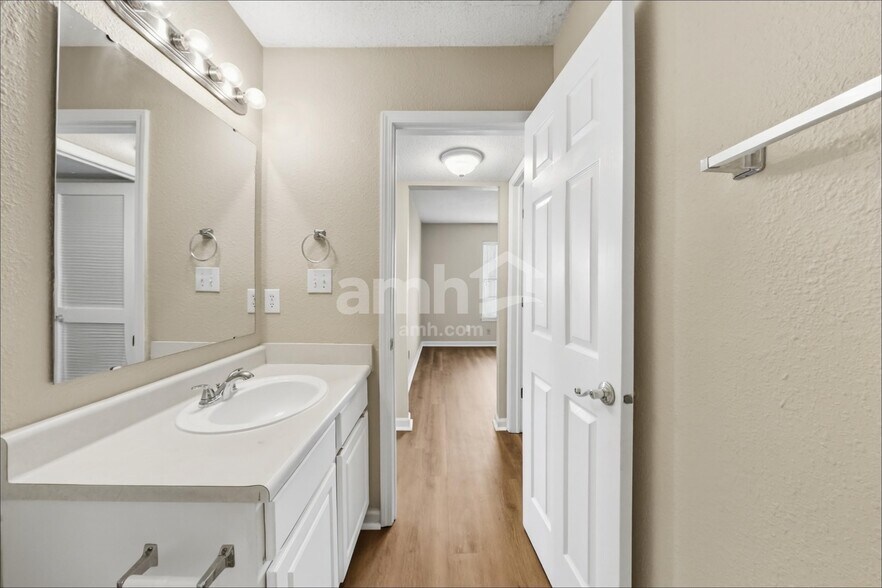 Building Photo - 9718 Treyburn Green Way