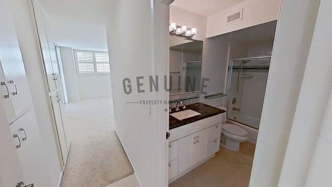 Building Photo - 2Bd 2Ba Spacious Newport Bay Front Condo