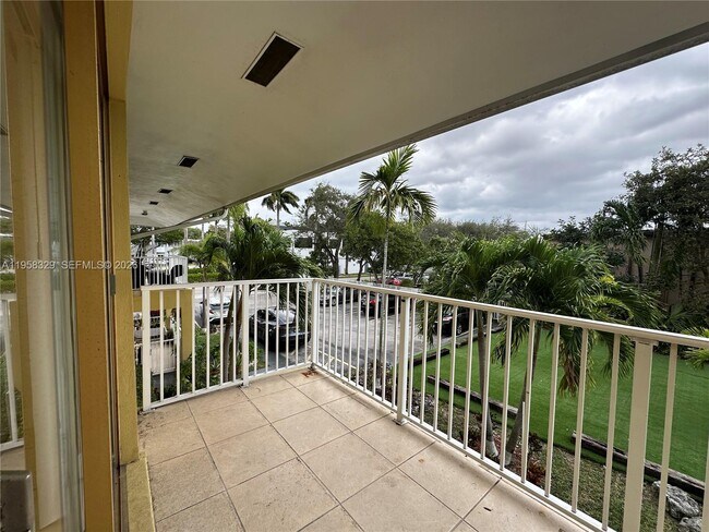 Building Photo - 2536 Van Buren St