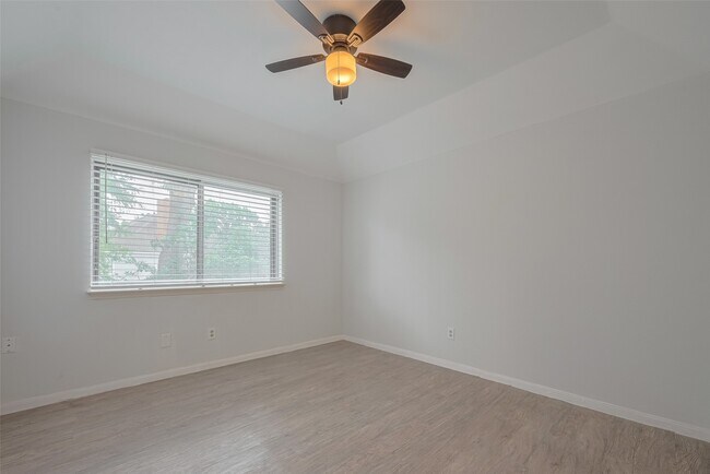 Building Photo - 5210 Holly View Dr