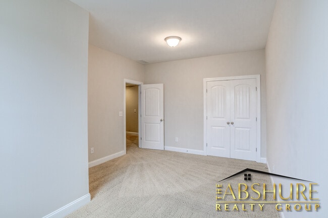 Building Photo - 4240 Vallonia Dr