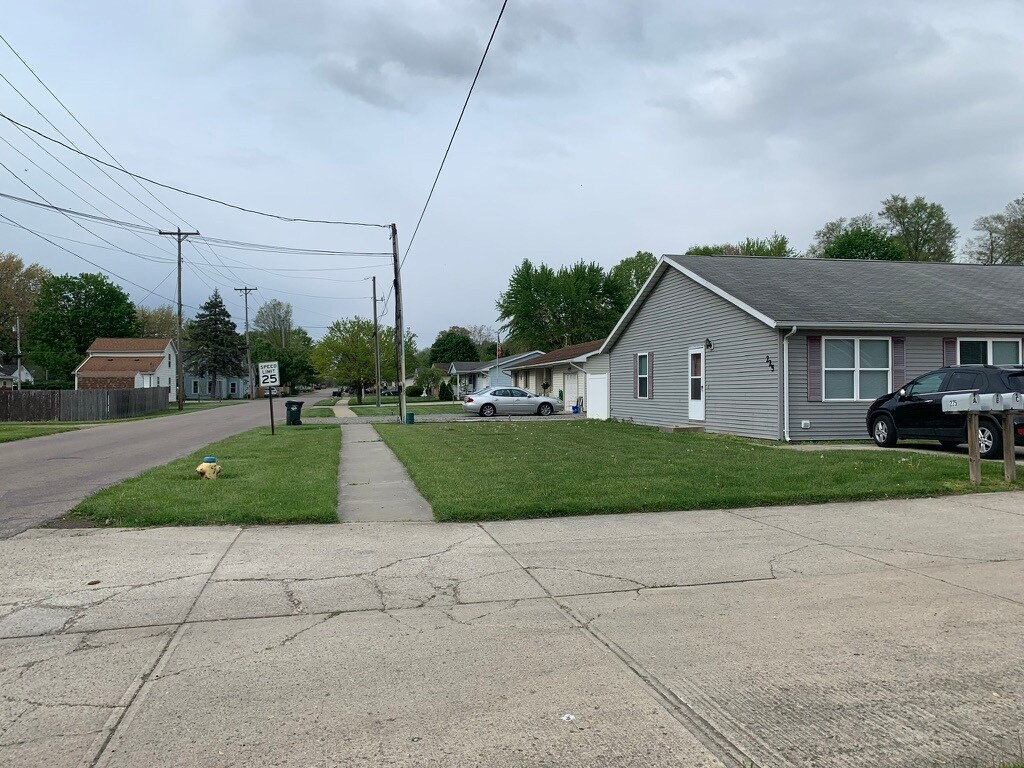 Building Photo - 225 Railroad St