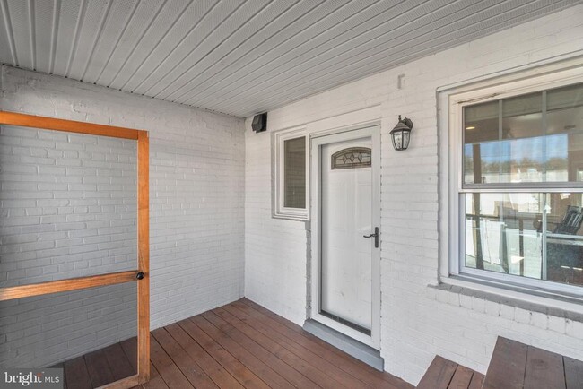 Building Photo - 510 E Nelson Ave