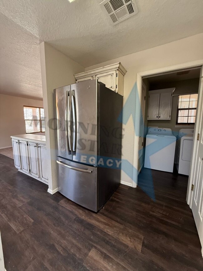 Building Photo - Roadrunner area! LOVELY two bedroom home.