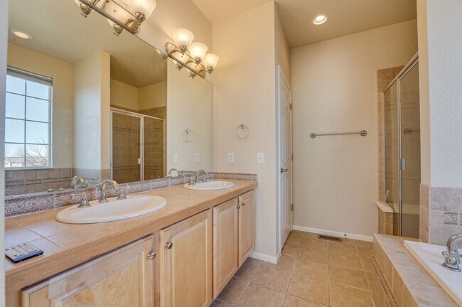 Building Photo - 2 bedroom, 2.5 bath townhome in Observatory Village