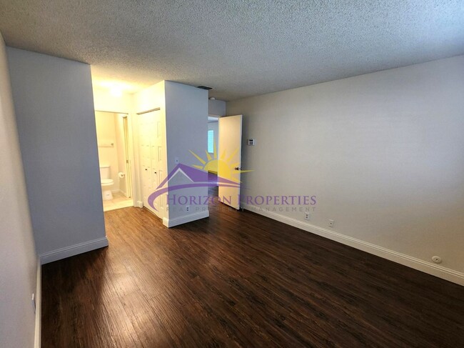 Building Photo - 2 Bed 1 Bath Fourplex Unit on the First Floor