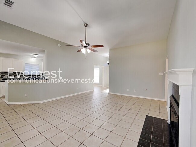Building Photo - Spacious Home with Fenced Yard and Attached Garage / 4 Bed, 2 Bath / Pet-friendly / Coming Soon!