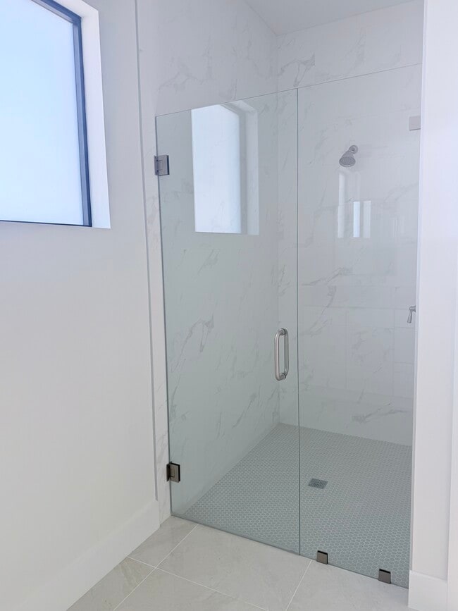 Building Photo - 2504 Vera Ave S