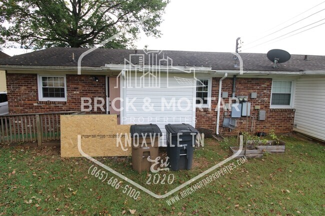Building Photo - 2409 Holbrook Dr