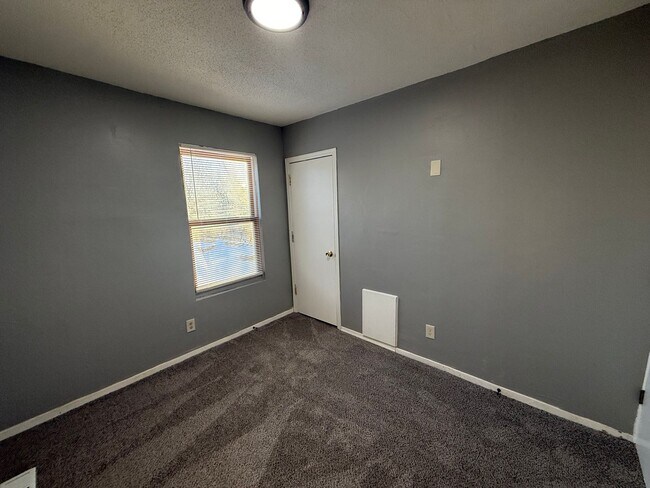 Building Photo - Large 6 Bed Single Family Home in MPLS!